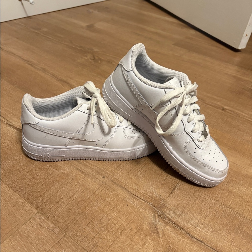 Nike Kids Shoes in White size 6Y